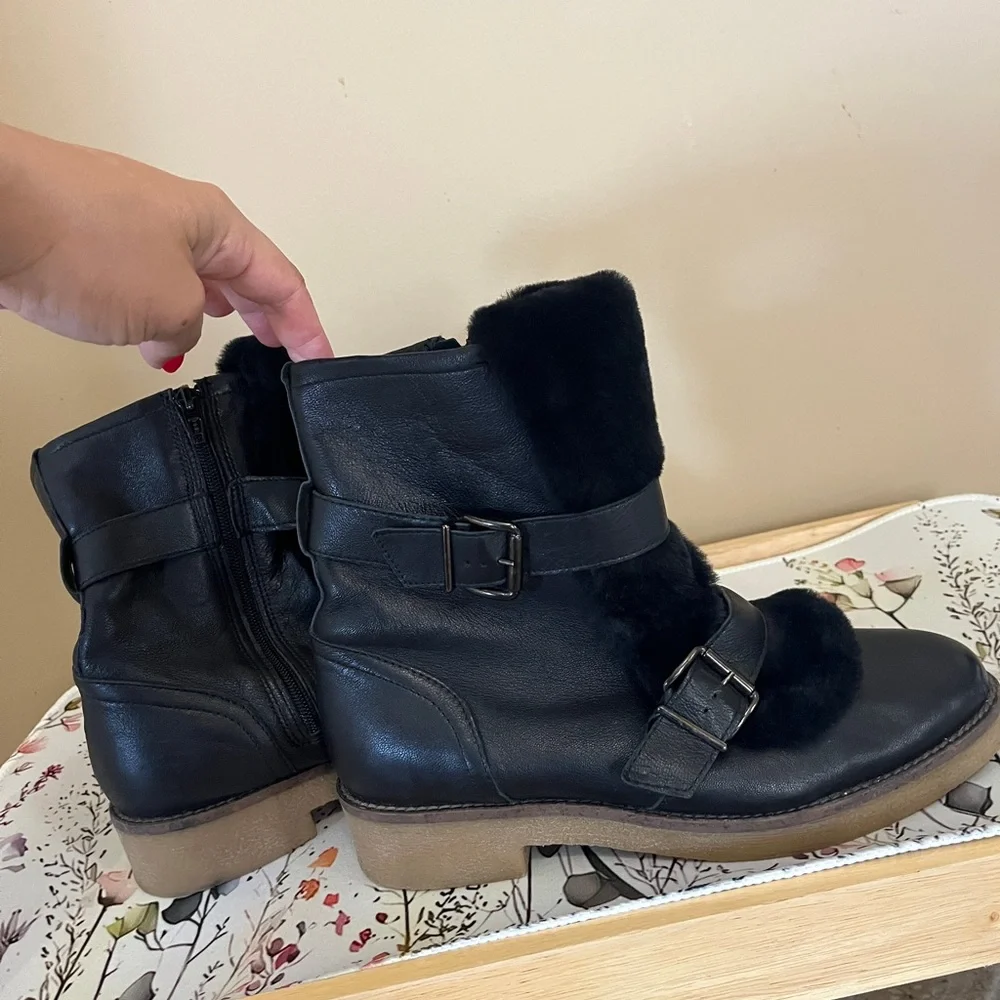 Stylish Black Leather Women's Boots - Picture 4 of 14